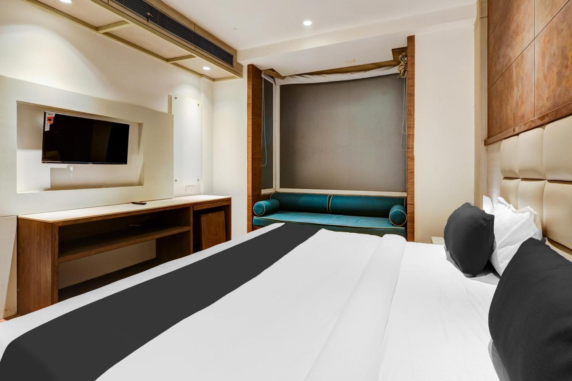 Super Townhouse Chhatarpur Near Metro Park Нью-Дели Экстерьер фото