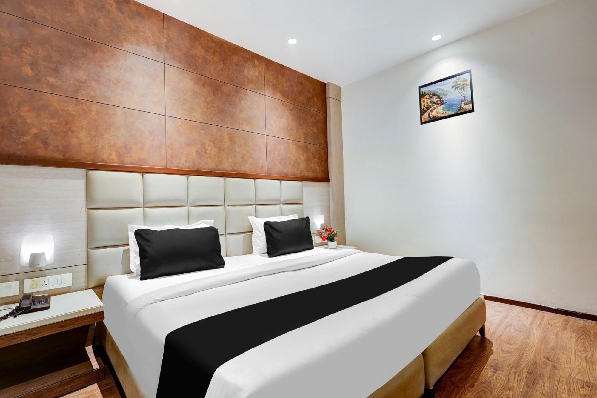 Super Townhouse Chhatarpur Near Metro Park Нью-Дели Экстерьер фото